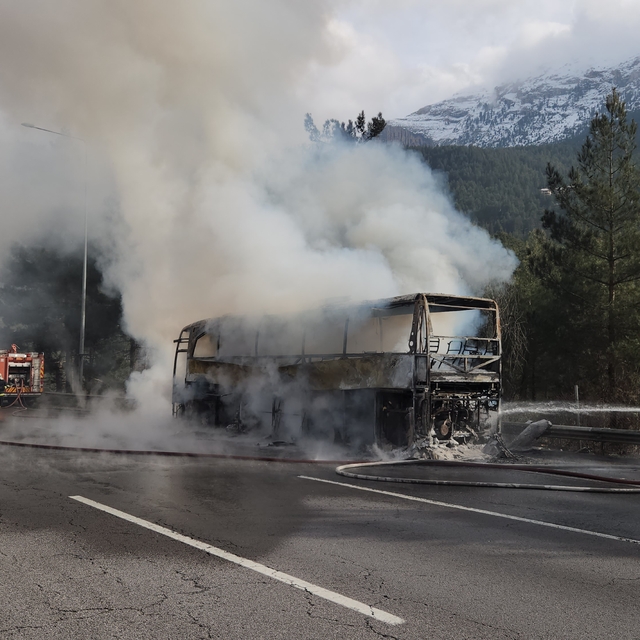 Adana'da seyir halindeki yolcu otobüsü yandı