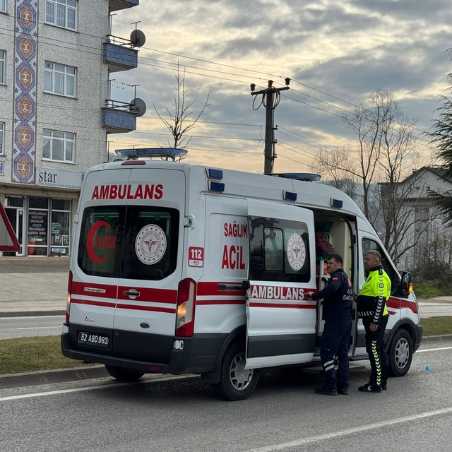 Otomobil yayaya çarptı: 3 yaralı