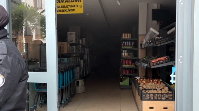 Sakarya'da markette çıkan yangında 3 çalışan dumandan etkilendi