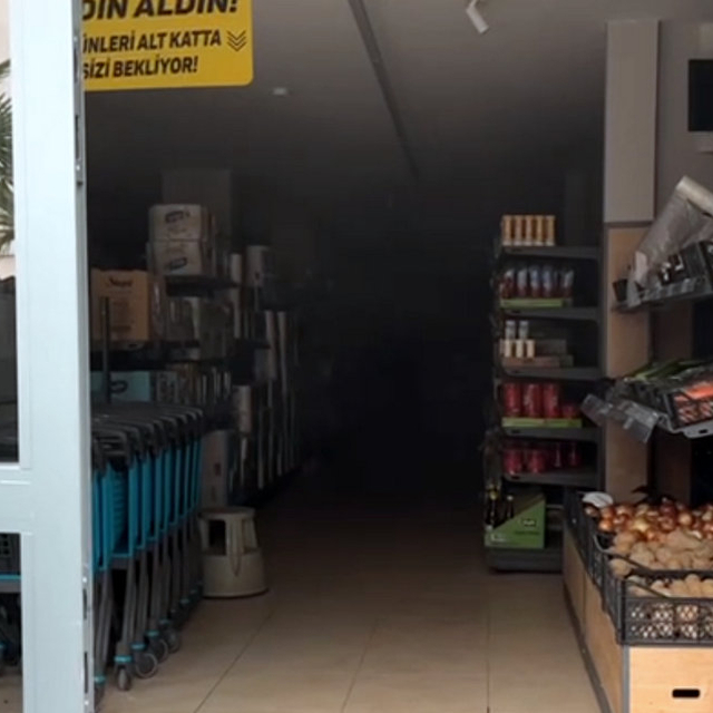 Sakarya'da markette çıkan yangında 3 çalışan dumandan etkilendi