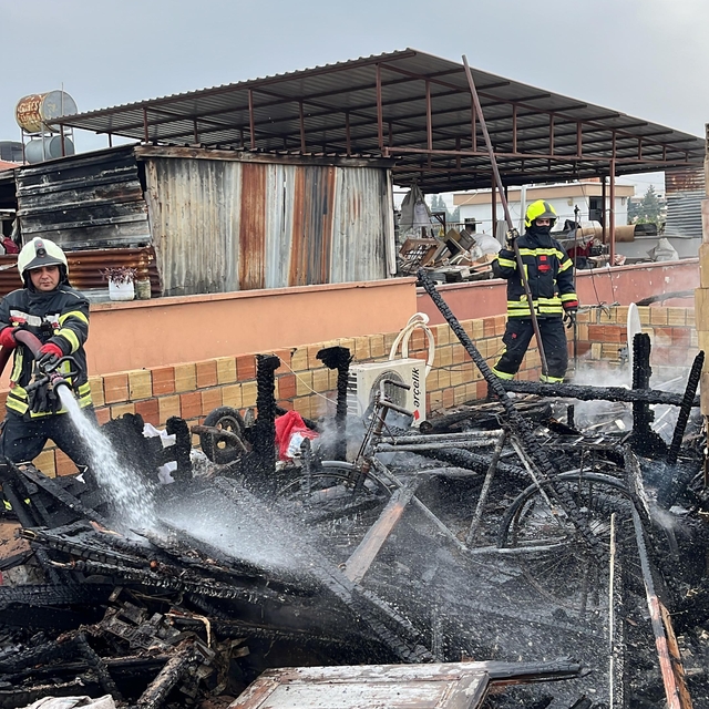 Mersin'de evin çatısında çıkan yangın söndürüldü
