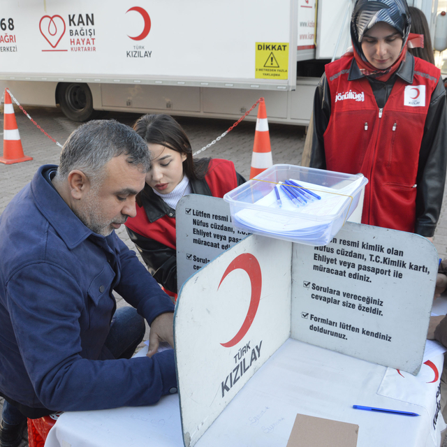 Havza'da sendika üyeleri iş bırakıp ortak basın açıklaması yaptı