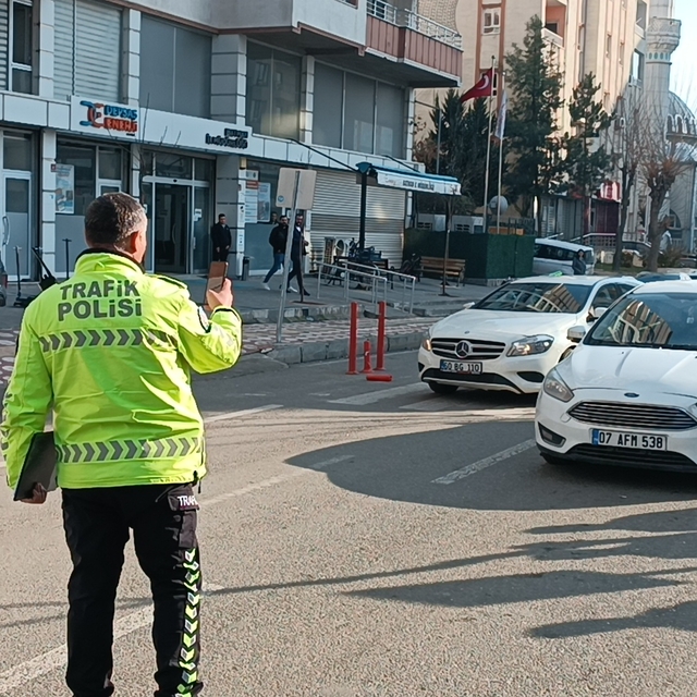 Batman'da yolun karşısına geçerken otomobilin çarptığı yaya yaralandı