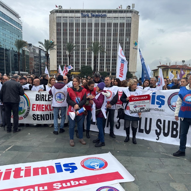 İzmir'de memurlar eylem yaptı
