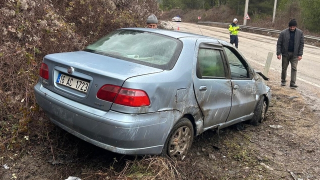 Karabük'te toprak yığınına çarpan otomobildeki 3 kişi yaralandı