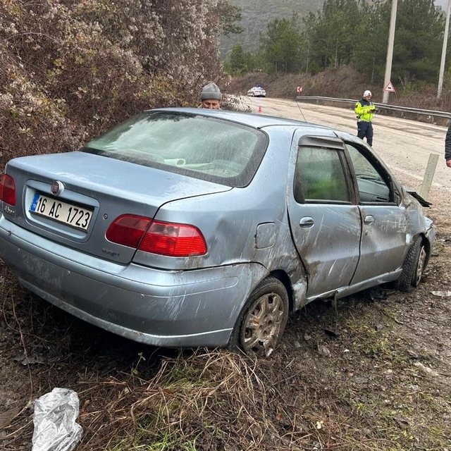 Karabük'te toprak yığınına çarpan otomobildeki 3 kişi yaralandı