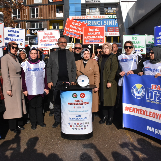 Van'da işten çıkarılan belediye çalışanları eylemlerini sürdürüyor