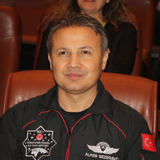 Türkiye'nin ilk astronotu Gezeravcı, Kocaeli'de öğrencilerle buluştu