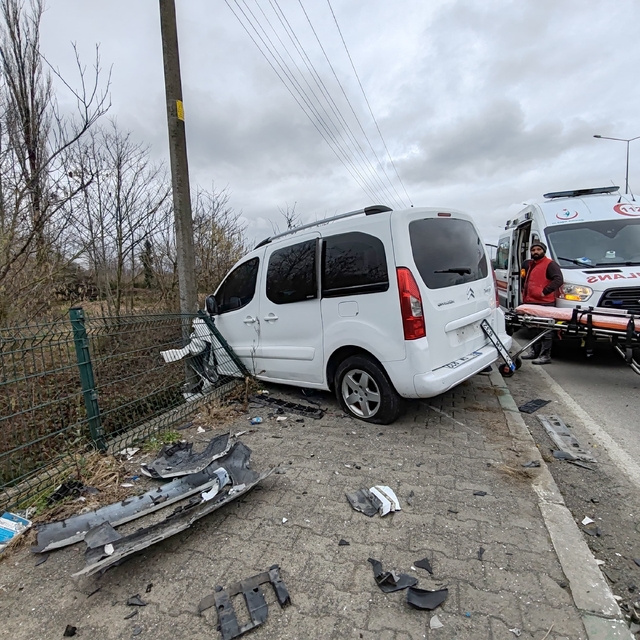 Samsun'da hafif ticari araç ile otomobilin çarpıştığı kazada 3 kişi yaralan...