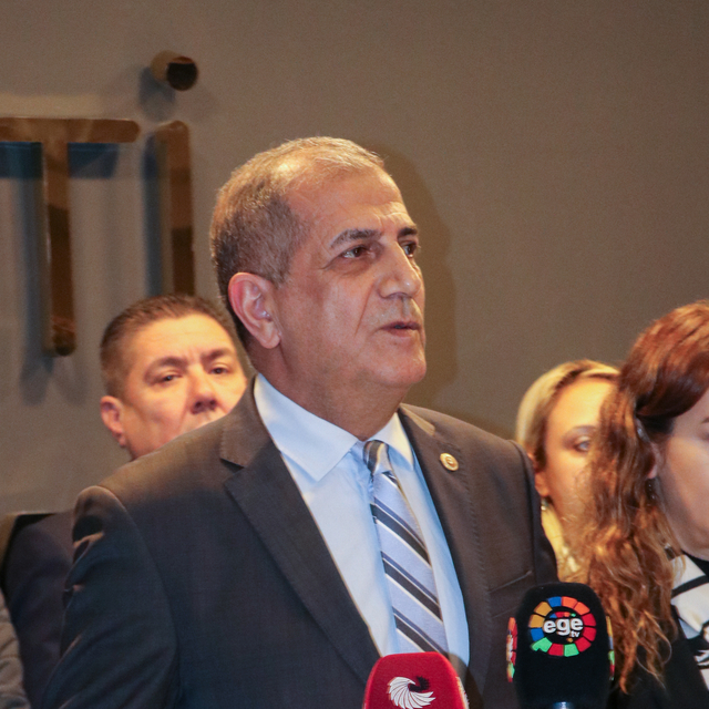 İzmir'de İYİ Parti'nin yeni üyelerine rozet takıldı