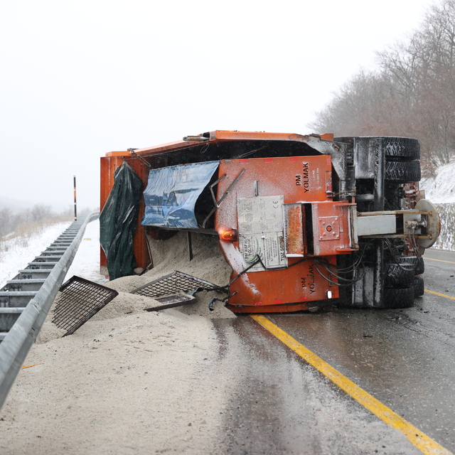 Kırklareli'nde kar küreme aracının devrilmesi sonucu 2 kişi yaralandı