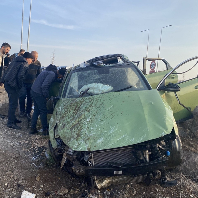 Diyarbakır'da takla atan otomobildeki 3 kişi ağır yaralandı