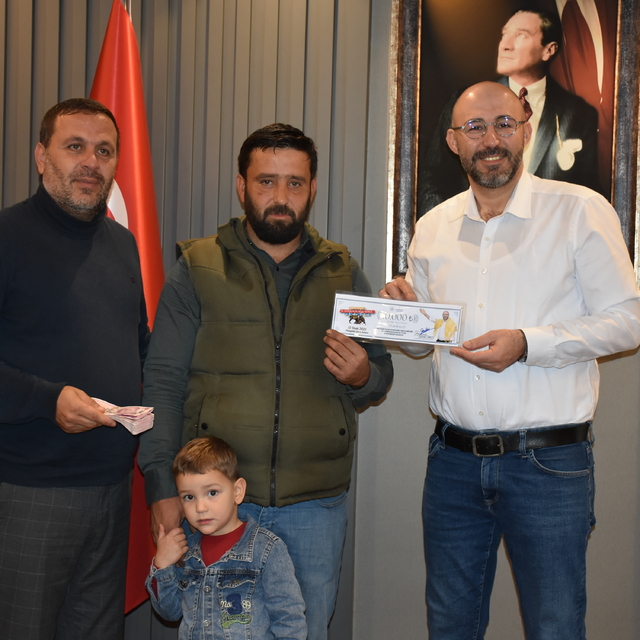 Aydınlı çoban ağaca takılı balonda bulduğu hediye çekini hayvan barınağına...