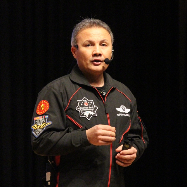 Gezeravcı: Üreteceğimiz itki motoruyla ateşlenen roketin üzerinde Ay'a eriş...