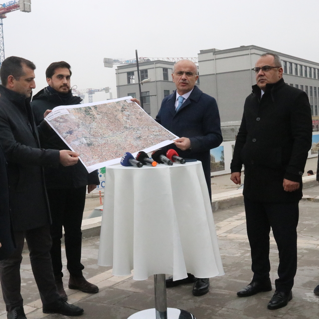 Depremlerden etkilenen Malatya kent merkezindeki iş yerlerinin yapımı sürüy...