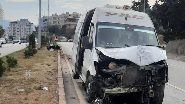 Hatay'da refüje çarpan minibüsteki 2 kişi yaralandı