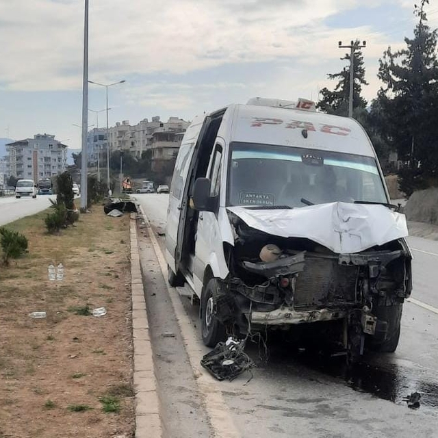 Hatay'da refüje çarpan minibüsteki 2 kişi yaralandı