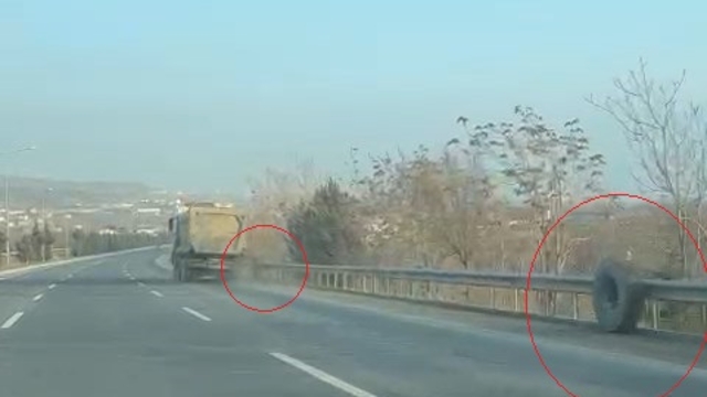 Yerinden fırlayan tekerin karşı yöne geçmesini engelledi; o anlar kamerada