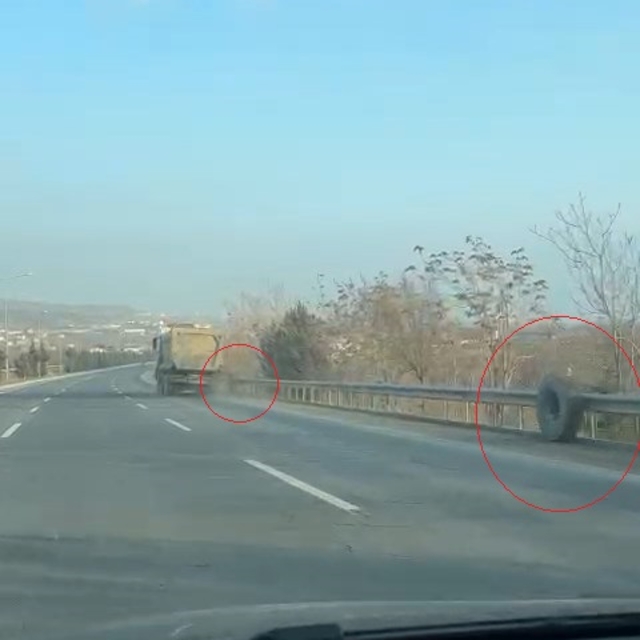 Yerinden fırlayan tekerin karşı yöne geçmesini engelledi; o anlar kamerada