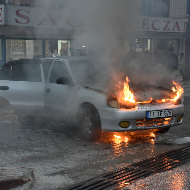 Bilecik'te seyir halindeyken yanan otomobil kullanılamaz hale geldi