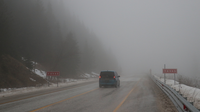 Ilgaz Dağı'nda kar yağışı ve sis etkili oluyor