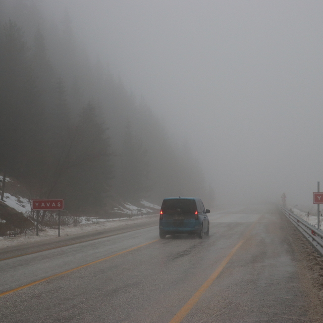 Ilgaz Dağı'nda kar yağışı ve sis etkili oluyor