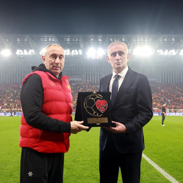 Göztepe Teknik Direktörü Stoilov'a büyük onur