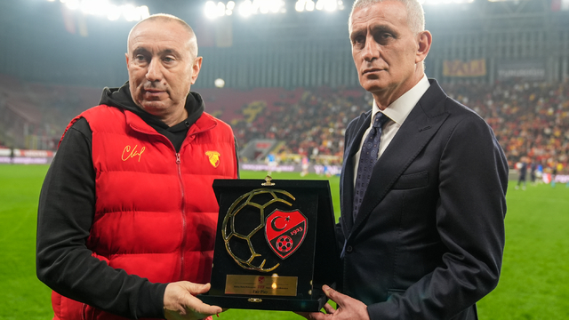 Göztepe Teknik Direktörü Stanmir Stoilov'a fair play ödülü verildi
