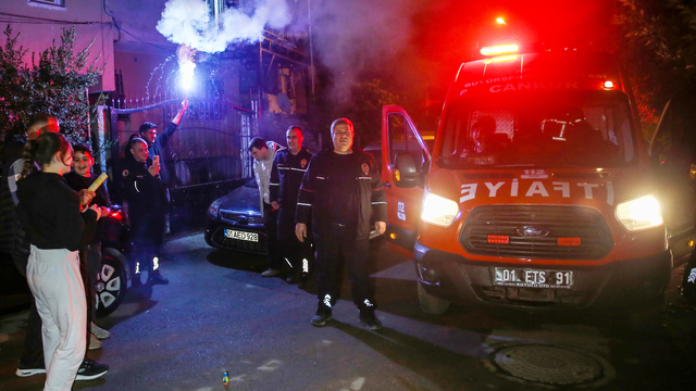 Adana'da emekli olan itfaiye erine mesai arkadaşlarından sürpriz veda