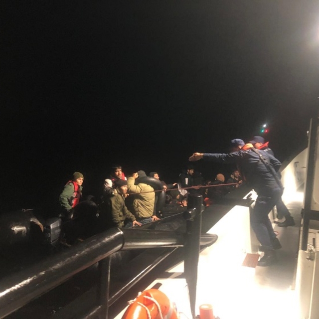 İzmir açıklarında 27 düzensiz göçmen kurtarıldı