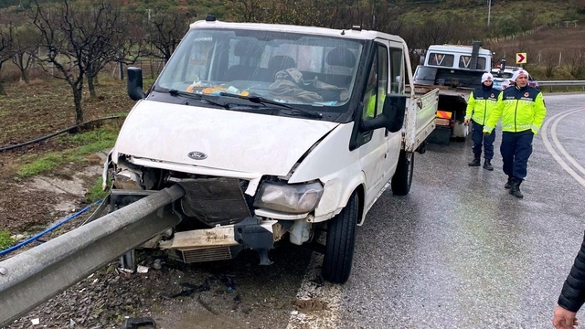 Sakarya'da bariyere çarpan kamyonetteki 1 kişi yaralandı