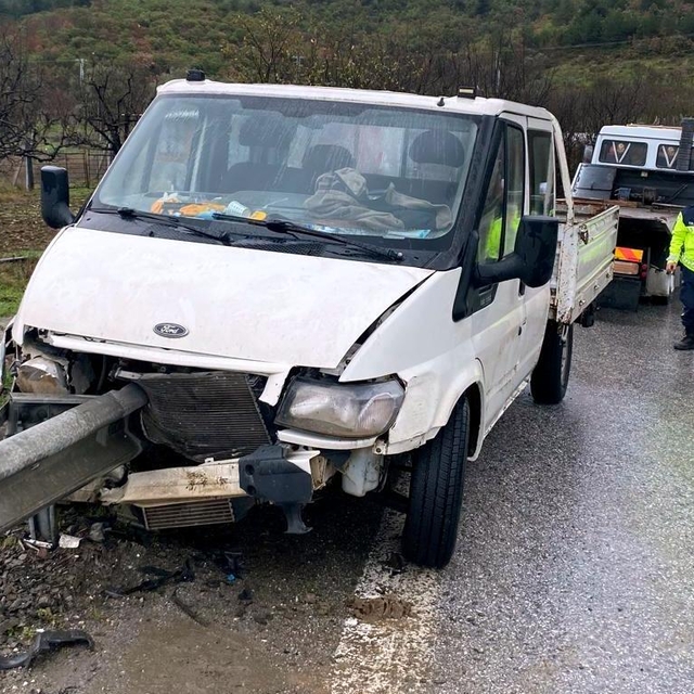 Sakarya'da bariyere çarpan kamyonetteki 1 kişi yaralandı