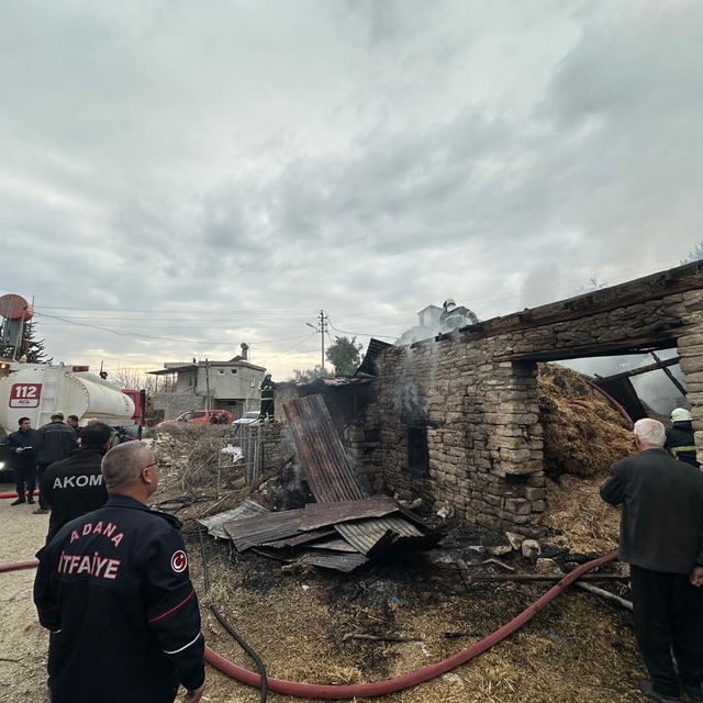 Kozan'da samanlıkta çıkan yangın söndürüldü