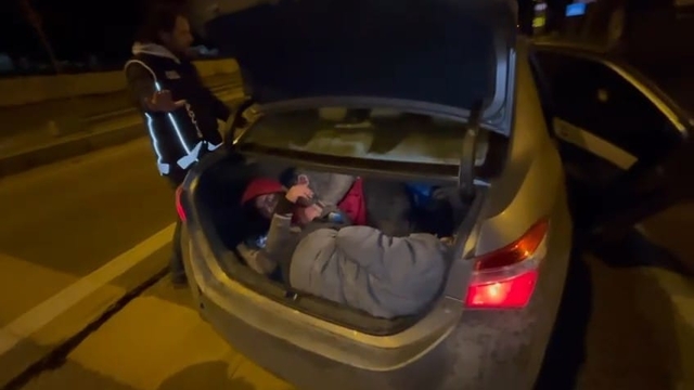 Otomobilde, 2'si bagajda 5 kaçak göçmen yakalandı