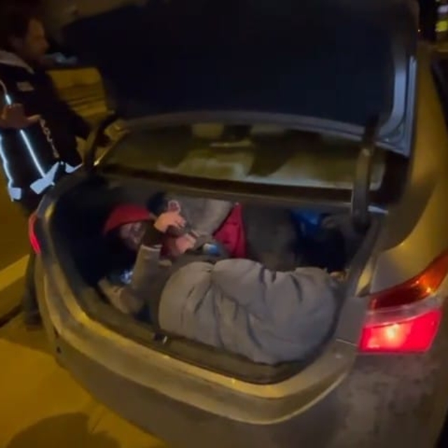 Otomobilde, 2'si bagajda 5 kaçak göçmen yakalandı