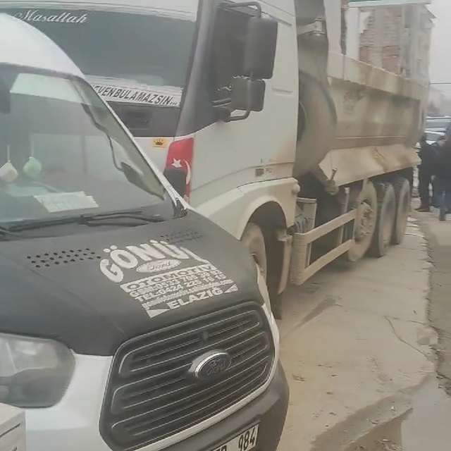 El freni çekilmeyen kamyon, 3 araca çarptı