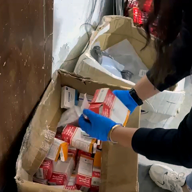 Evde başkalarına reçetelendirilmiş 145 bin kutu ilaç ele geçirildi; baba il...