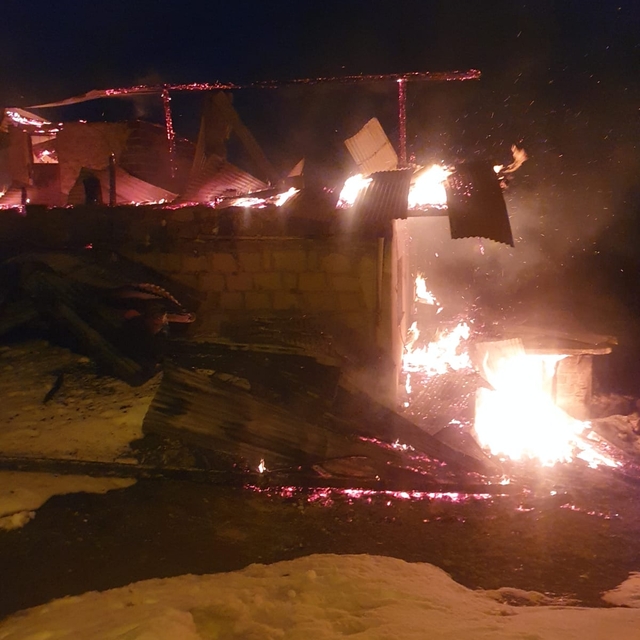 Erzurum'da yaşlı çiftin evi yangında kullanılamaz hale geldi