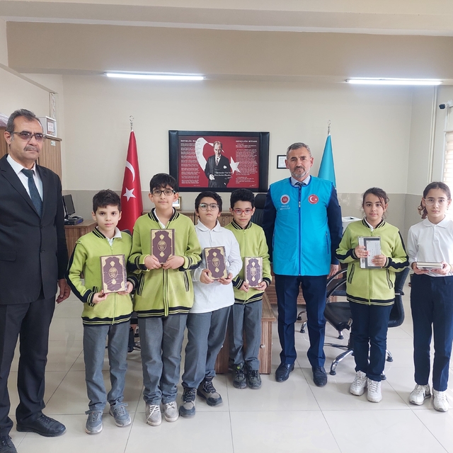 Niğde'de ortaokul öğrencilerine Kur'an-ı Kerim hediye edildi