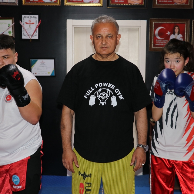 Avrupa ve Türkiye şampiyonu genç kick boksçular, dünya kupası için ter dökü...