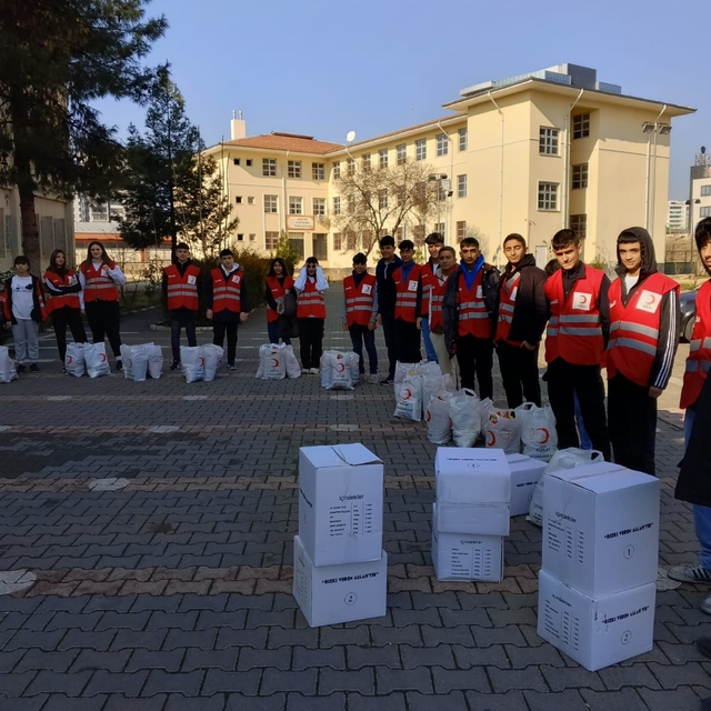 Diyarbakır'da lise öğrencileri harçlıklarıyla ihtiyaç sahiplerine destek ol...