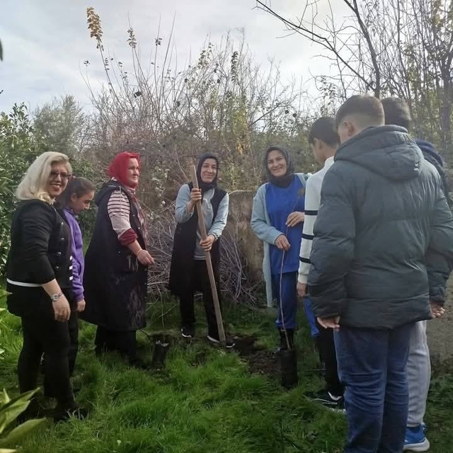 Finike'de AHENK projesi kapsamında okul bahçesinde fidan dikimi yapıldı