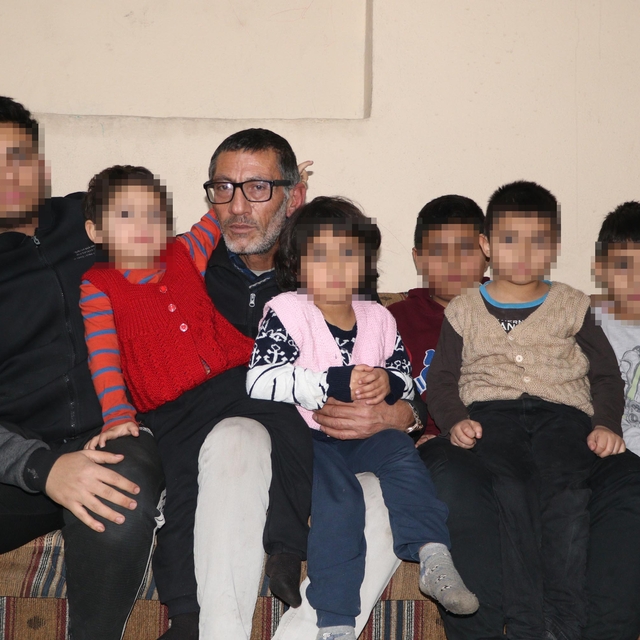 Eşi evi terk eden baba, 6 çocuğuyla baş başa kaldı