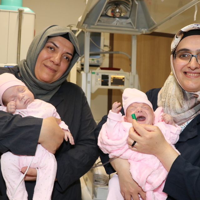 Organları gelişmeden doğan Asel  bebekler, 4 ay sonra ana kucağında