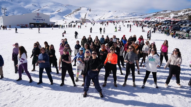 Kadınlar kayak merkezinde zumba yaptı