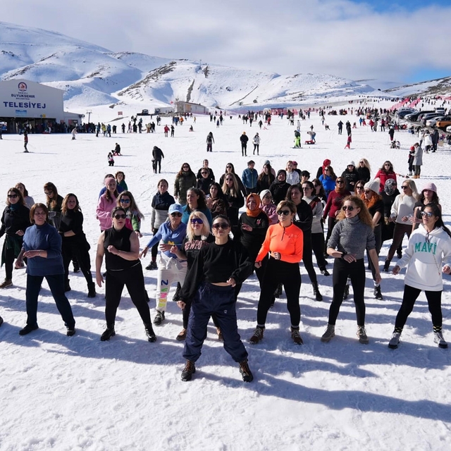 Kadınlar kayak merkezinde zumba yaptı