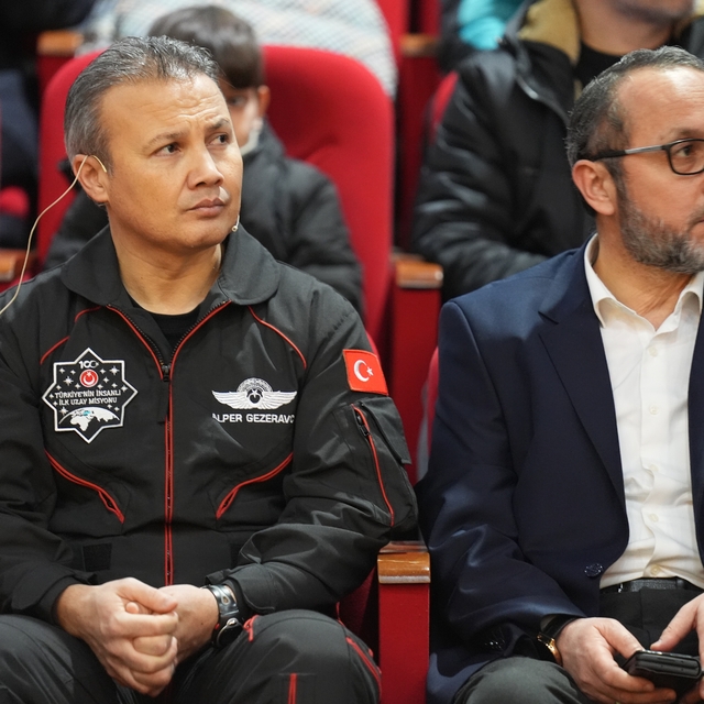 Türkiye'nin ilk astronotu Gezeravcı, Düzce'de öğrencilerle buluştu