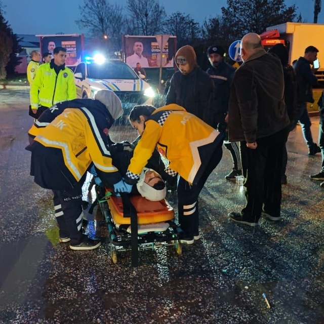 İnegöl'de kamyonetle motosikletin çarpıştığı kazada 1 kişi yaralandı