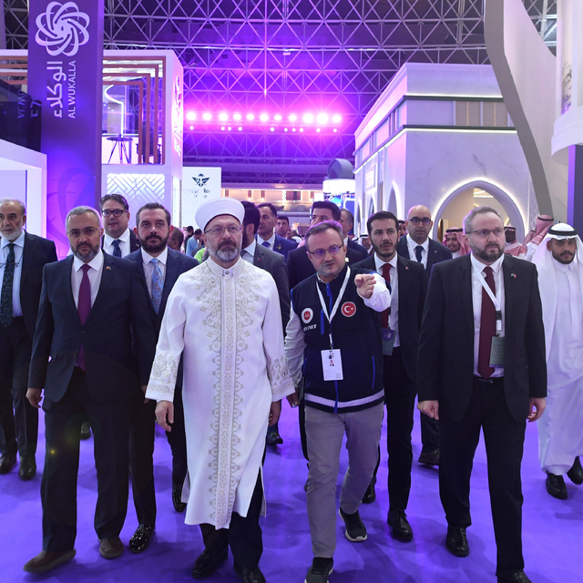 Diyanet İşleri Başkanı Erbaş, Hac ve Umre Hizmetleri Fuarı'nı ziyaret etti: