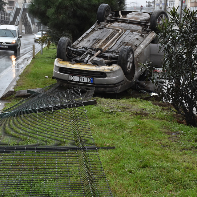Trabzon'da devrilen otomobildeki 2 kişi yaralandı